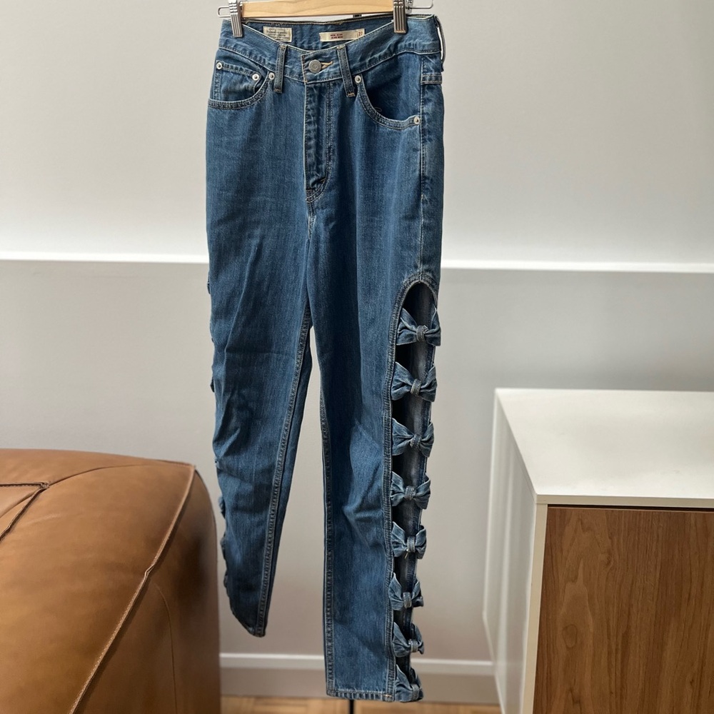 LEVI'S – Mom Jeans with Bow Side Seam Taper – Size 27